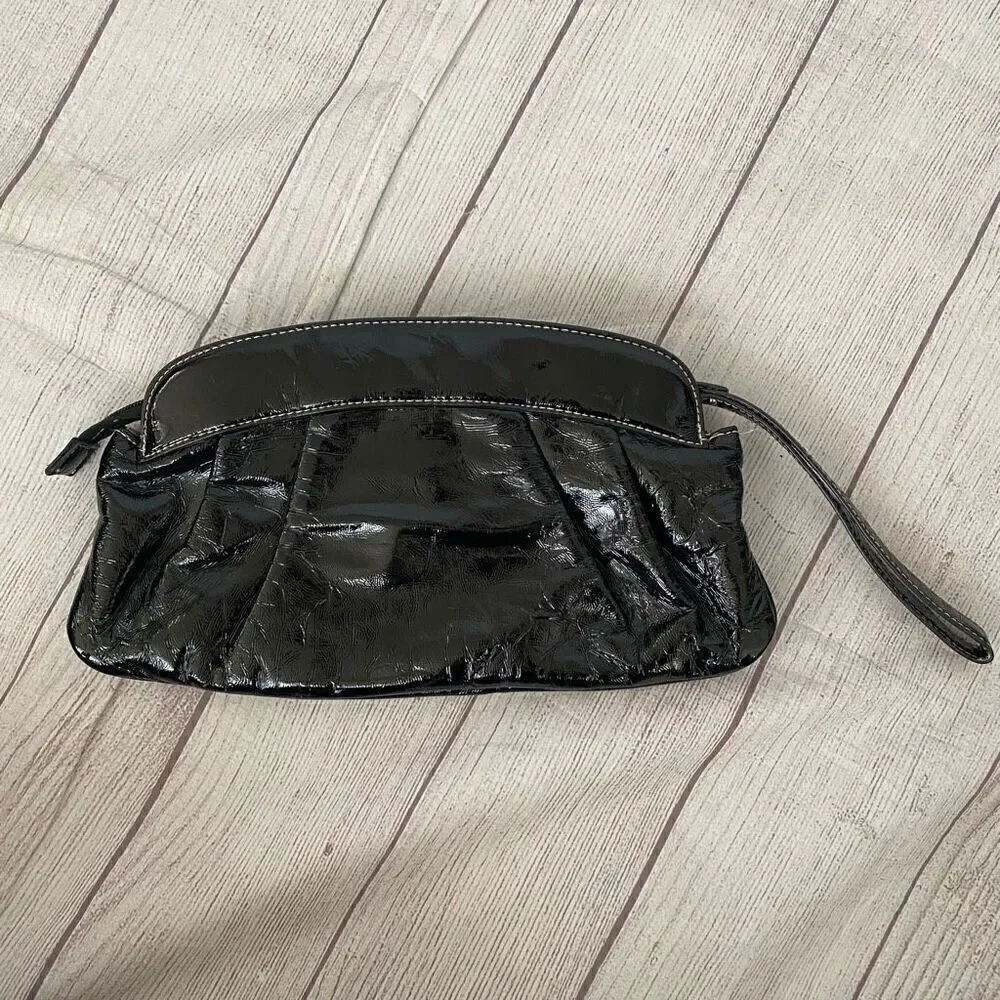 Bisou Bisou patent leather zip close wristlet clutch black